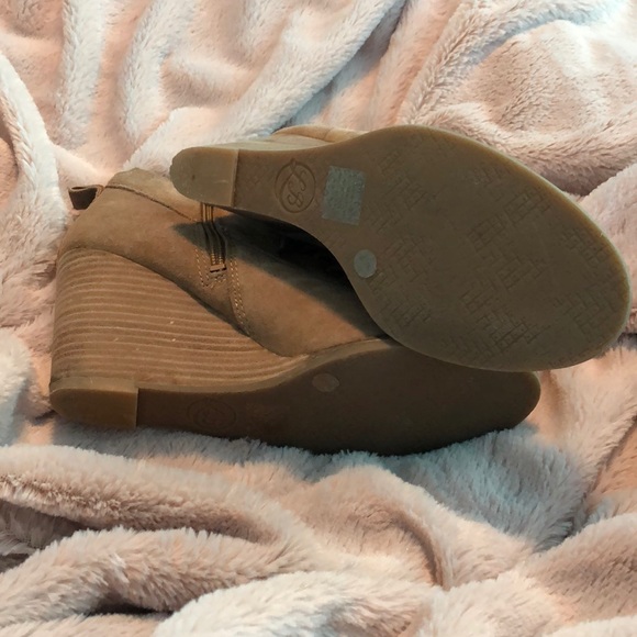 Lucky Brand Tan Suede Wedge Lace Up Ankle Booties - Picture 3 of 3